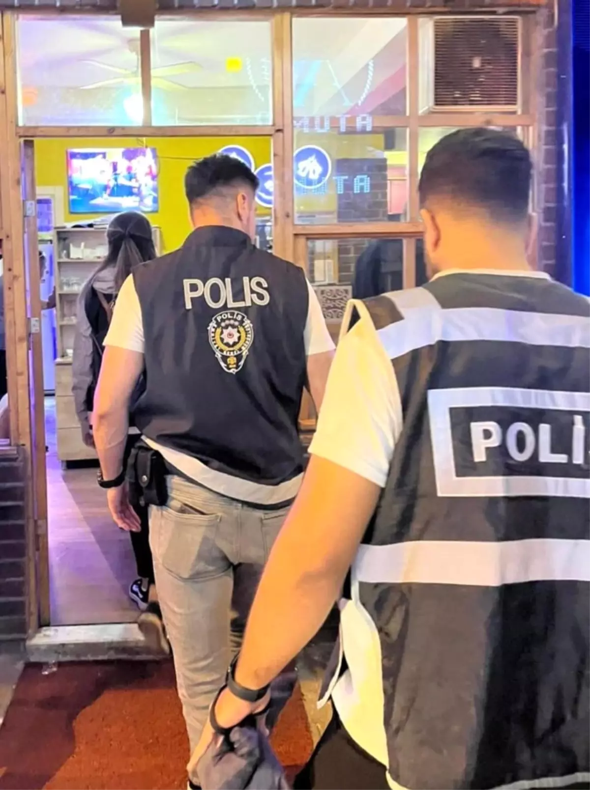 Eskişehir’de Polis Denetimi: 2 Aranan Şahıs Yakalandı