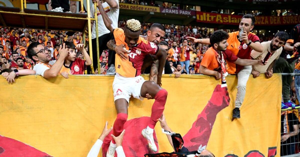 Osimhen maç sonu tribüne çıktı!