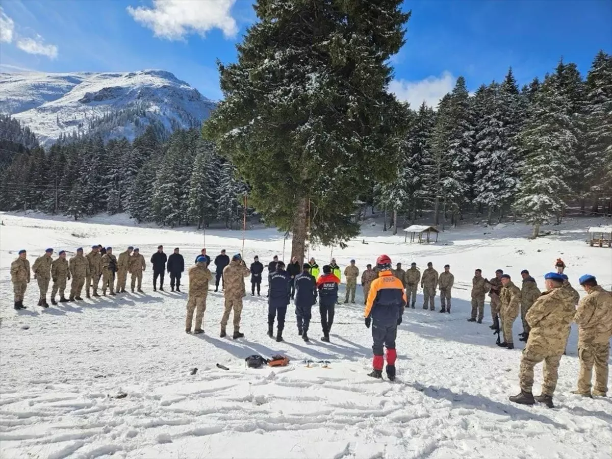 Artvin’de Jandarmaya Çığ Eğitimi
